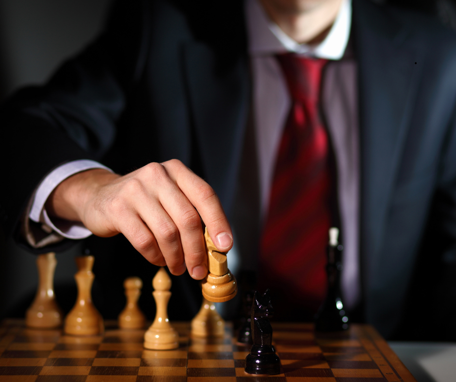 Homem com iluminação azul e amarela